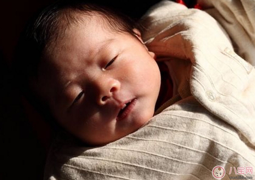 曬太陽能幫助孩子退黃疸嗎 新生兒曬太陽退注黃疸意事項。