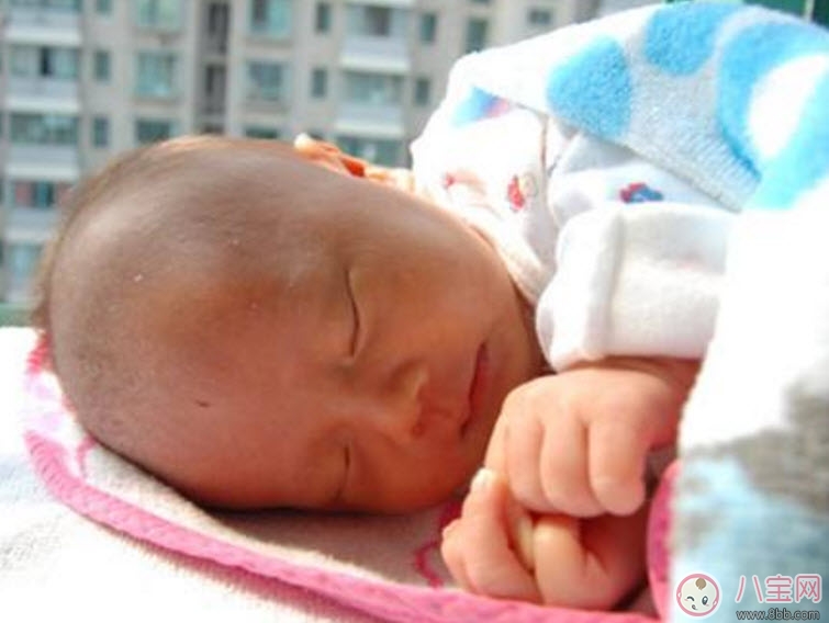 曬太陽能幫助孩子退黃疸嗎 新生兒曬太陽退注黃疸意事項。