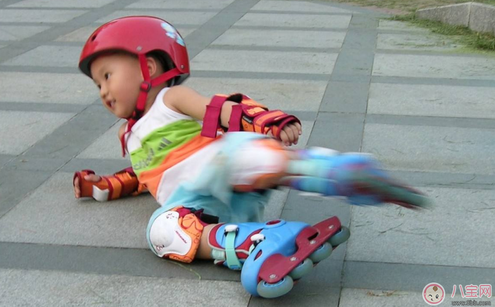 寶寶摔下來心疼的想哭 孩子摔了之后別急著進(jìn)入誤區(qū) 寶寶摔下來心疼的想哭 孩子摔了之后別急著進(jìn)入誤區(qū)
