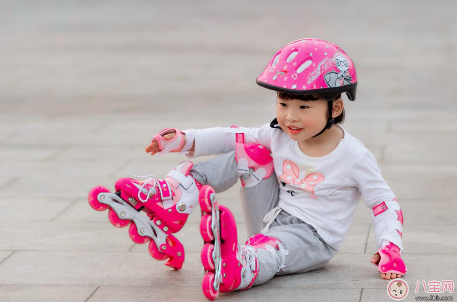 寶寶摔下來心疼的想哭 孩子摔了之后別急著進(jìn)入誤區(qū) 寶寶摔下來心疼的想哭 孩子摔了之后別急著進(jìn)入誤區(qū)