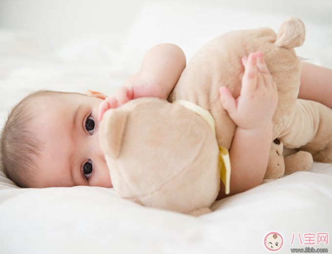 寶寶睡覺時間比較長需要叫醒他嗎 新生兒睡眠時間長叫醒好不好