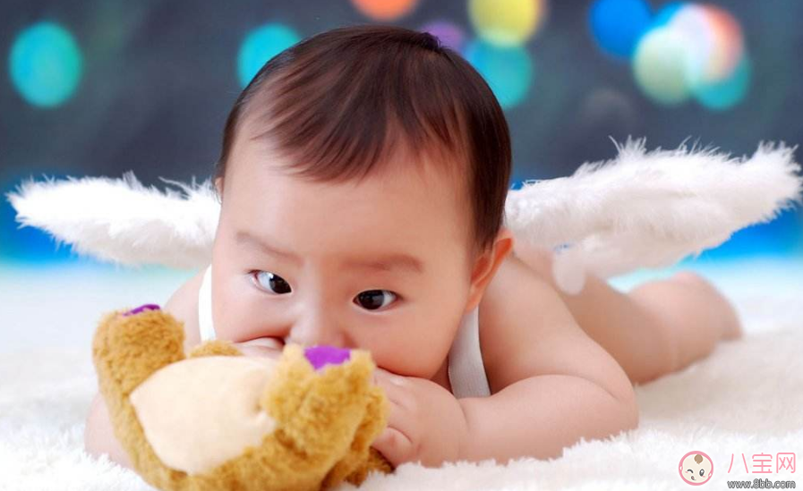 寶寶看著好像“斗雞眼” 孩子斗雞眼怎么辦 寶寶看著好像“斗雞眼” 孩子斗雞眼怎么辦