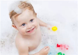 秋季新生兒寶寶需要每天洗澡嗎 寶寶每天洗澡的壞處有哪些