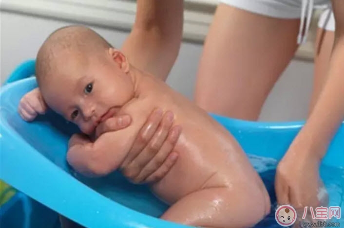 秋天怎么給寶寶洗澡不著涼 寶寶洗澡不著涼小竅門(mén)有哪些 秋天怎么給寶寶洗澡不著涼 寶寶洗澡不著涼小竅門(mén)有哪些
