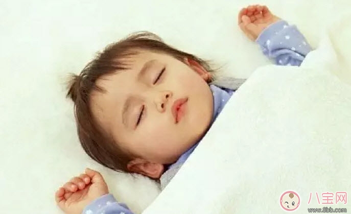 秋天給寶寶蓋被子有哪些注意事項 秋天給孩子穿衣蓋被注意三暖三涼 秋天給寶寶蓋被子有哪些注意事項 秋天給孩子穿衣蓋被注意三暖三涼