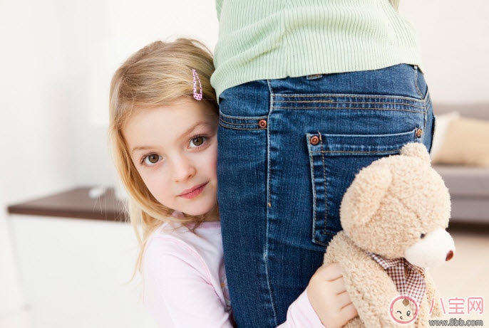 寶寶喜歡亂撕紙巾是怎么回事 寶寶亂拍桌子亂撕紙巾原來是在變聰明 寶寶喜歡亂撕紙巾是怎么回事 寶寶亂拍桌子亂撕紙巾原來是在變聰明