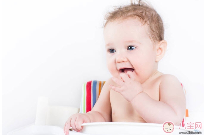 寶寶喜歡亂撕紙巾是怎么回事 寶寶亂拍桌子亂撕紙巾原來是在變聰明 寶寶喜歡亂撕紙巾是怎么回事 寶寶亂拍桌子亂撕紙巾原來是在變聰明