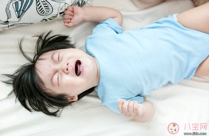 寶寶喜歡亂撕紙巾是怎么回事 寶寶亂拍桌子亂撕紙巾原來是在變聰明 寶寶喜歡亂撕紙巾是怎么回事 寶寶亂拍桌子亂撕紙巾原來是在變聰明