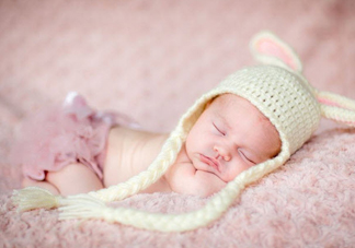 新生兒鼻尖上起了好多小白點(diǎn)是什么 寶寶鼻子上有小白點(diǎn)