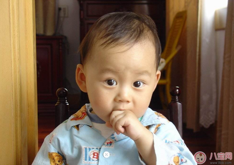 孩子喜歡吃手手 何時干預(yù)比較好 孩子喜歡吃手手 何時干預(yù)比較好