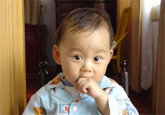 孩子喜歡吃手手 何時干預(yù)比較好