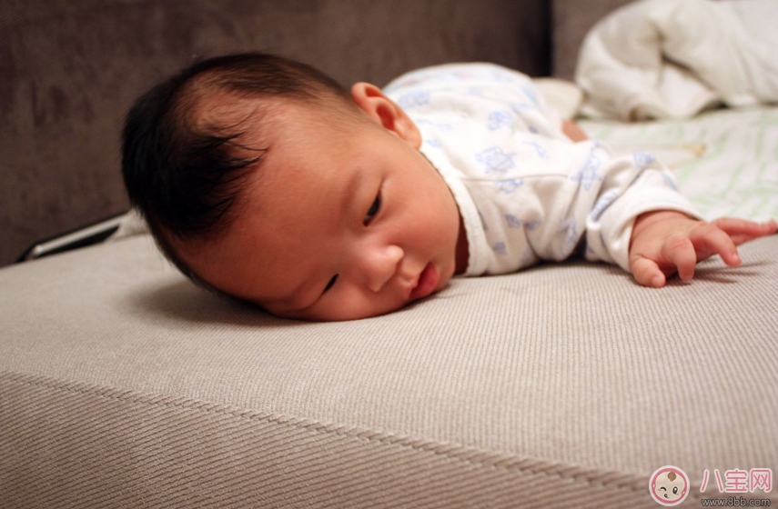 孩子不會抬頭怎么辦 正確訓練孩子抬頭的方法