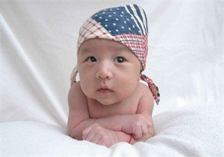 孩子不會抬頭怎么辦 正確訓(xùn)練孩子抬頭的方法