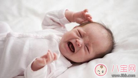 突然寶寶驚了一下 寶寶突然抽搐處理方法 突然寶寶驚了一下 寶寶突然抽搐處理方法