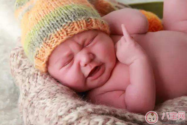 突然寶寶驚了一下 寶寶突然抽搐處理方法 突然寶寶驚了一下 寶寶突然抽搐處理方法