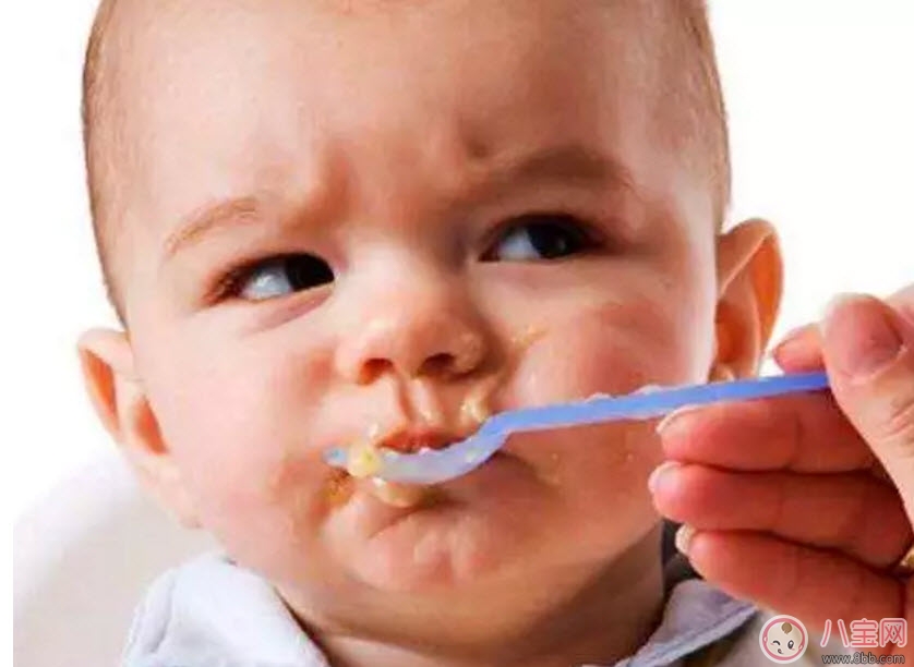 寶寶吃飯含在嘴里不咽是怎么回事 寶寶喜歡含飯不吞飯怎么辦