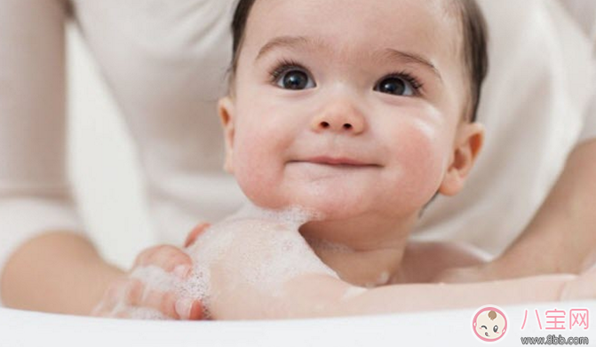 寶寶洗澡愛哭鬧的三個原因 寶寶洗澡愛哭鬧的三個原因