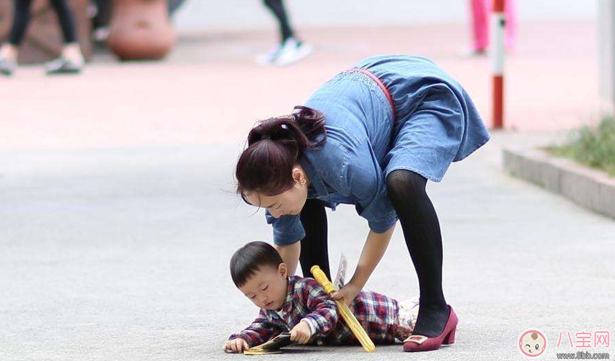 摔倒的孩子扶不扶 這么做比你馬上抱起來(lái)有效得多