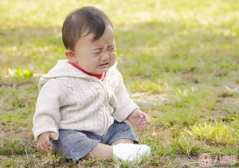 摔倒的孩子扶不扶 這么做比你馬上抱起來(lái)有效得多