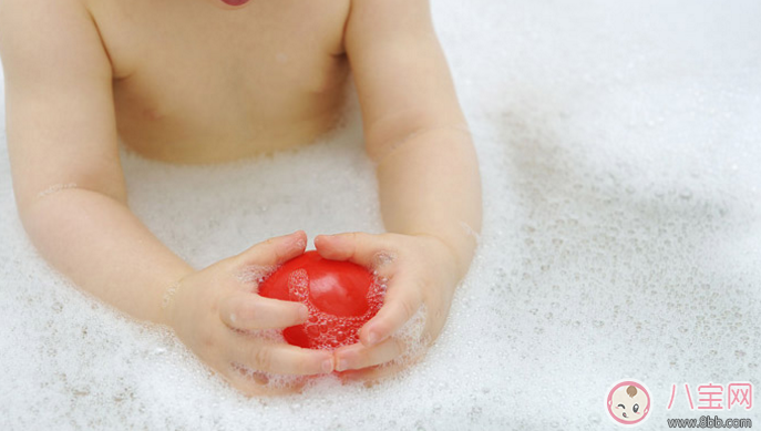 給寶寶洗澡有什么講究 這五個錯誤要避免 給寶寶洗澡有什么講究 這五個錯誤要避免