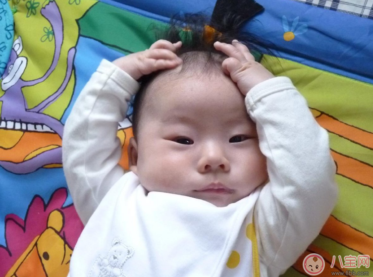 寶寶撞頭行為內(nèi)有含義 孩子這么喜歡撞頭其實(shí)是因?yàn)樗? alt=
