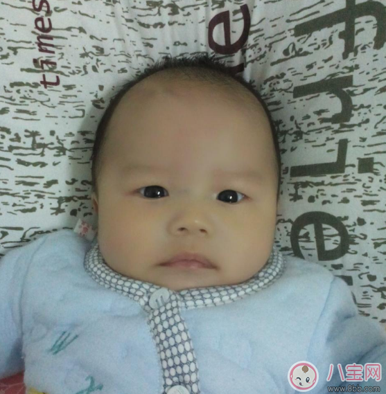 寶寶撞頭行為內(nèi)有含義 孩子這么喜歡撞頭其實(shí)是因?yàn)樗? alt=