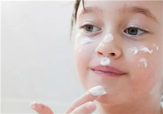 秋天如何給寶寶護理皮膚 寶寶要不要用護膚品(如何挑選寶寶護膚品)
