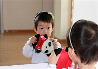 寶寶喜歡照鏡子好處多多 寶寶喜歡鏡子原因揭曉