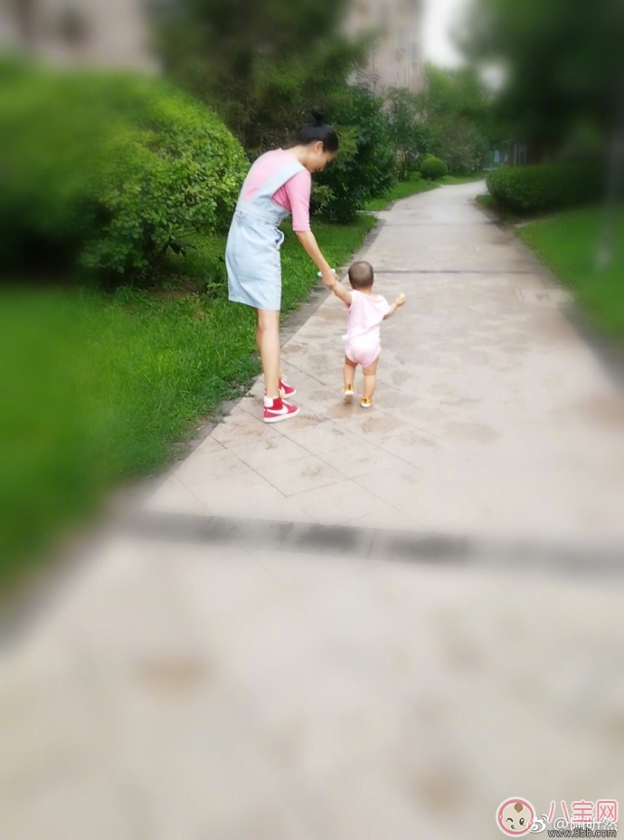 陶昕然的女兒已經(jīng)會(huì)走路了 別人家寶寶會(huì)走路早自己的晚正常嗎 陶昕然的女兒已經(jīng)會(huì)走路了 別人家寶寶會(huì)走路早自己的晚正常嗎