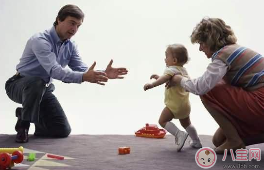 陶昕然的女兒已經(jīng)會(huì)走路了 別人家寶寶會(huì)走路早自己的晚正常嗎 陶昕然的女兒已經(jīng)會(huì)走路了 別人家寶寶會(huì)走路早自己的晚正常嗎