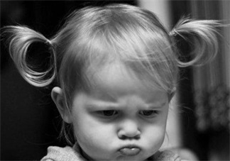 寶寶愛生氣爸爸媽媽怎么應對自如 寶寶生氣解決方法