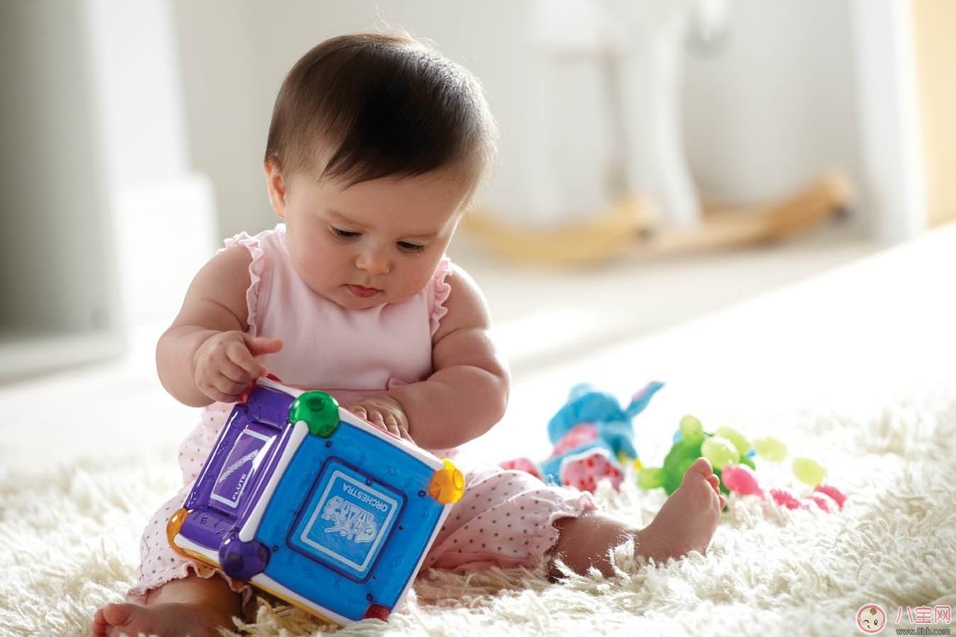 嬰兒聽(tīng)音樂(lè)  幫助成長(zhǎng)和發(fā)育