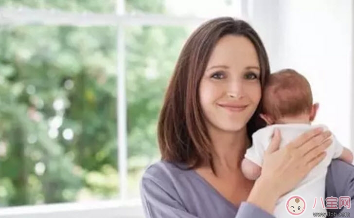 怎樣豎抱寶寶 新生兒寶寶豎抱的正確姿勢圖解