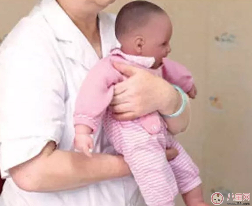 怎樣豎抱寶寶 新生兒寶寶豎抱的正確姿勢圖解