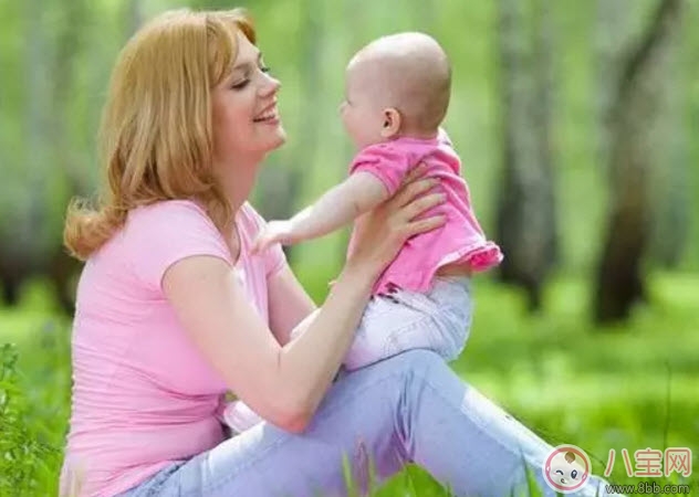 怎樣豎抱寶寶 新生兒寶寶豎抱的正確姿勢圖解