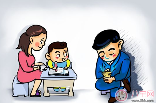 這三個(gè)時(shí)候一定不要在孩子面前玩手機(jī) 這三個(gè)時(shí)候一定不要在孩子面前玩手機(jī)