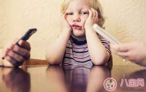 這三個(gè)時(shí)候一定不要在孩子面前玩手機(jī) 這三個(gè)時(shí)候一定不要在孩子面前玩手機(jī)