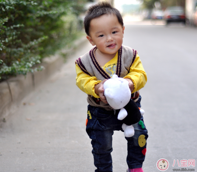 趙文卓luna寶寶學會走路 孩子走路怎么教 趙文卓luna寶寶學會走路 孩子走路怎么教