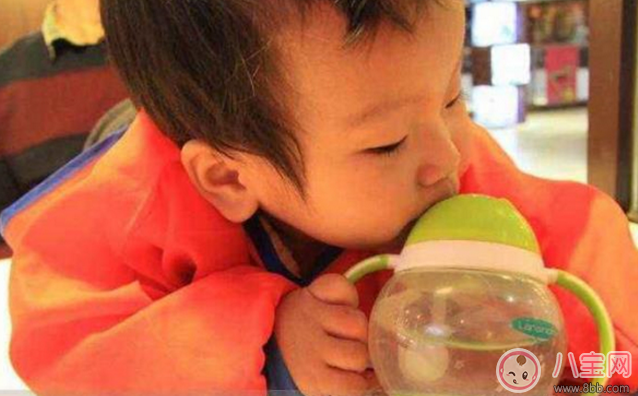 寶寶學(xué)飲杯什么時候用 學(xué)飲杯怎么選擇比較好