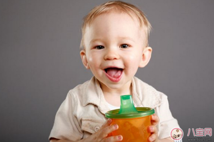 寶寶學(xué)飲杯什么時候用 學(xué)飲杯怎么選擇比較好