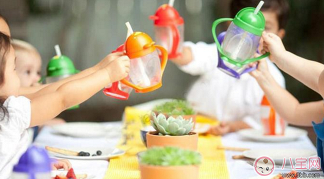 寶寶學(xué)飲杯什么時候用 學(xué)飲杯怎么選擇比較好