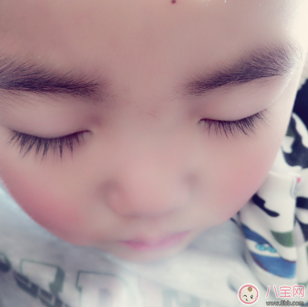 寶寶睫毛剪了變濃是真的嗎 這個(gè)小行為對(duì)寶寶危害大不要做 寶寶睫毛剪了變濃是真的嗎 這個(gè)小行為對(duì)寶寶危害大不要做