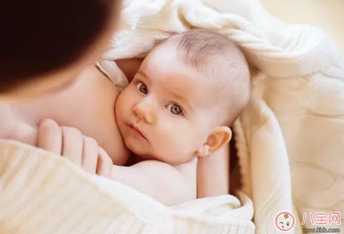 寶寶舌頭白怎么回事 寶寶舌頭白舌苔厚是什么原因(奶漬還是生病了)