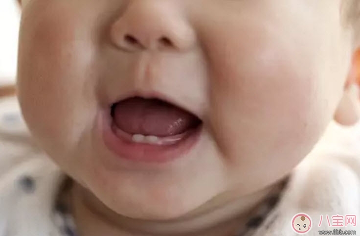 寶寶舌頭白怎么回事 寶寶舌頭白舌苔厚是什么原因(奶漬還是生病了)