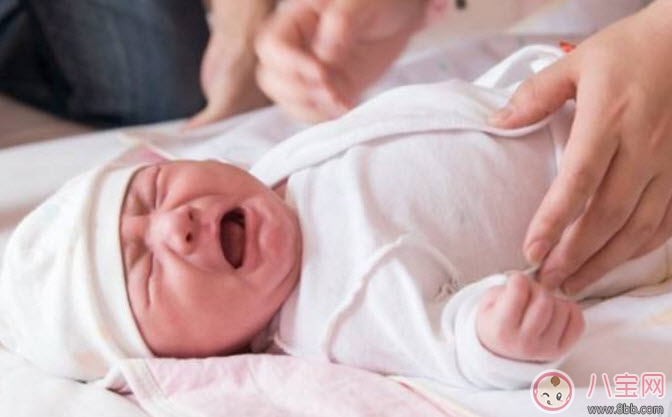 寶寶掉床后應該注意什么 孩子掉床了怎么辦(不能馬上抱寶寶)