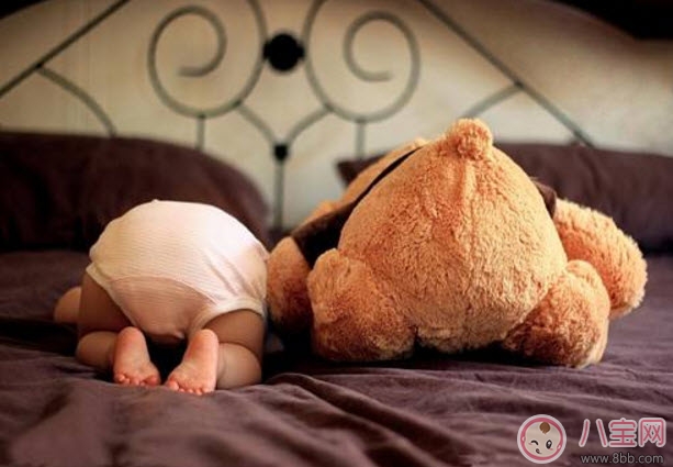 寶寶掉床后應該注意什么 孩子掉床了怎么辦(不能馬上抱寶寶)
