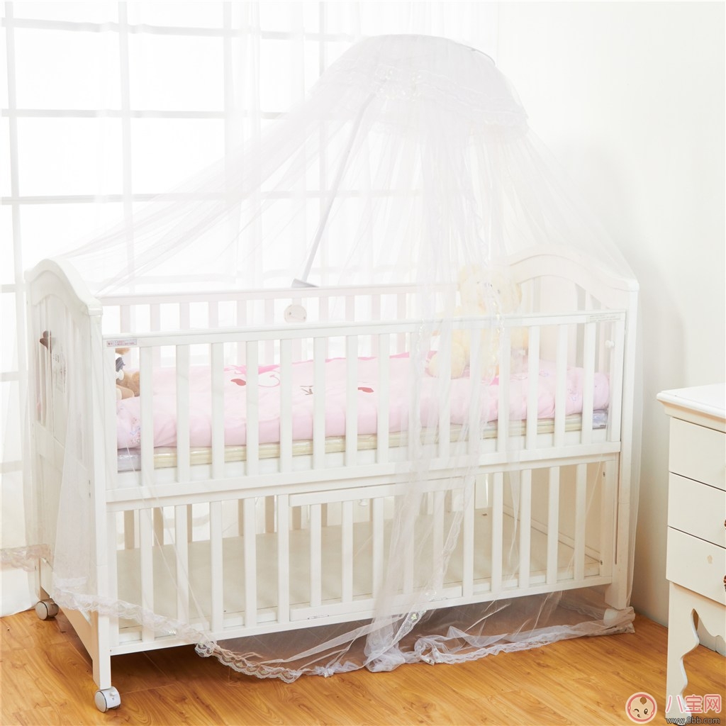 寶寶睡在床上的位置 如何保證寶寶安全 寶寶睡在床上的位置 如何保證寶寶安全