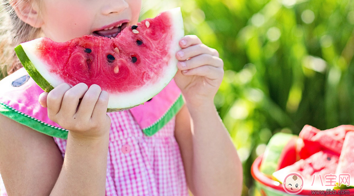寶寶夏天吃西瓜要注意什么 0-1歲寶寶吃西瓜注意事項