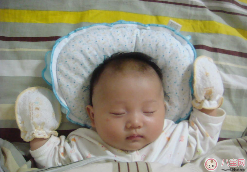 新生兒要用母乳洗臉嗎 如何護理新生兒的臉部肌膚 新生兒要用母乳洗臉嗎 如何護理新生兒的臉部肌膚