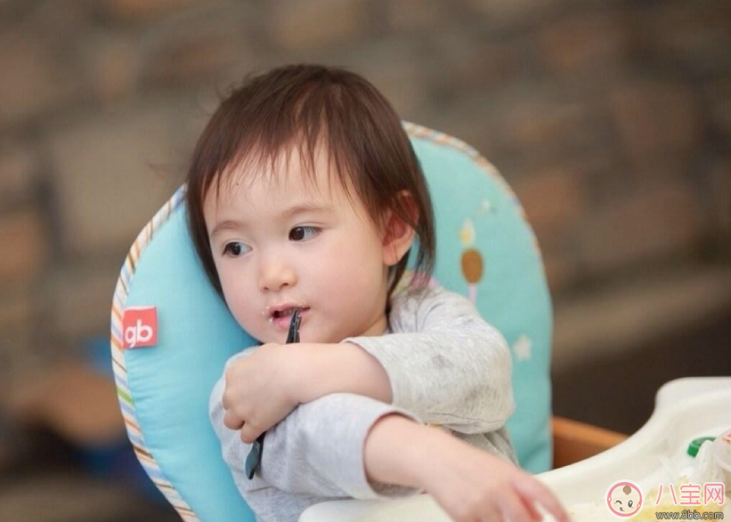 新生兒要用母乳洗臉嗎 如何護理新生兒的臉部肌膚 新生兒要用母乳洗臉嗎 如何護理新生兒的臉部肌膚